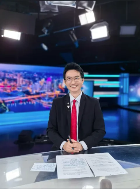 Dr. Joshua Lau speaking on stage